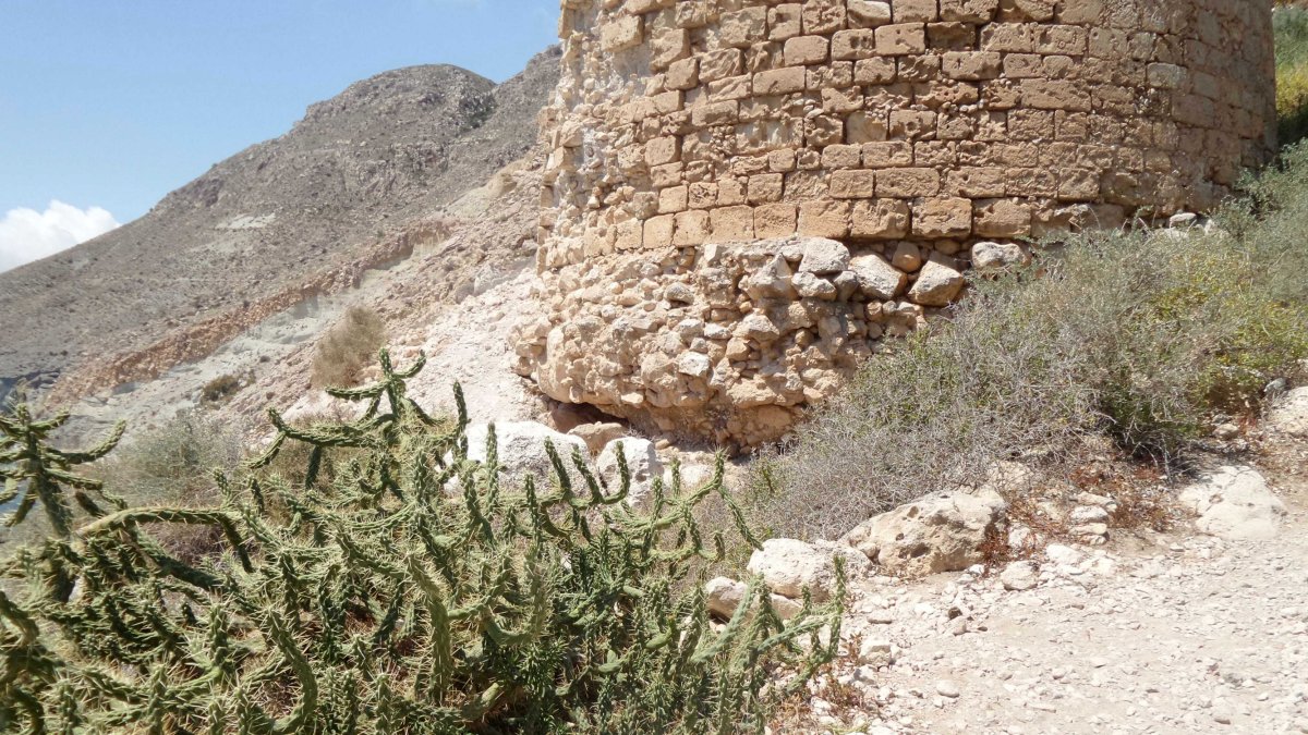 La base del torreón del castillo ha perdido la sujeción y puede caer ladera abajo.