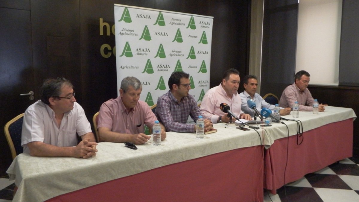 Miembros de ASAJA en la presentación del decálogo