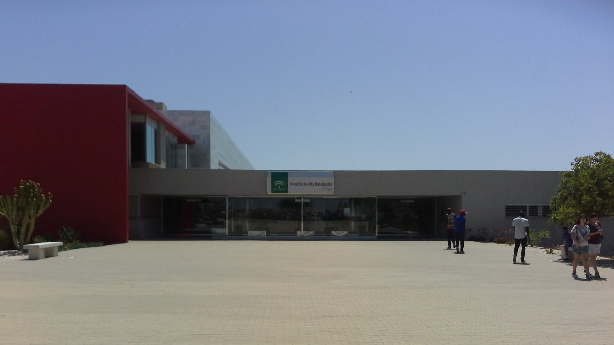 Acceso principal al Hospital El Toyo.