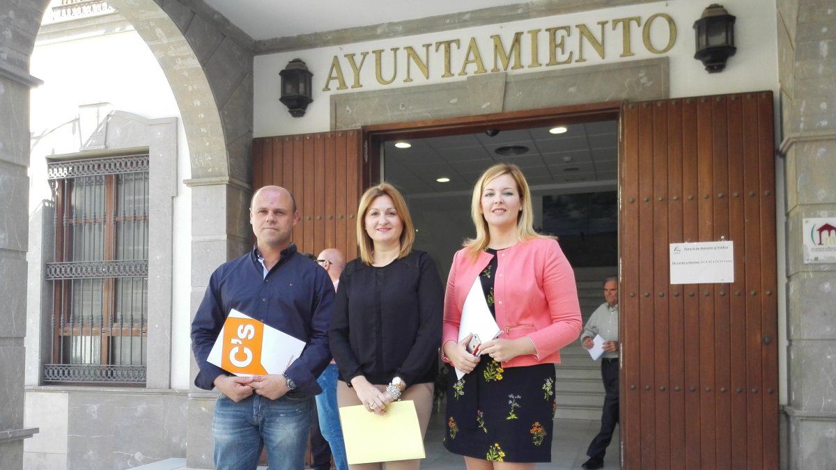 Los portavoces de los tres grupos de la oposición en Adra, ayer, tras la presentación de una moción contra el PP.
