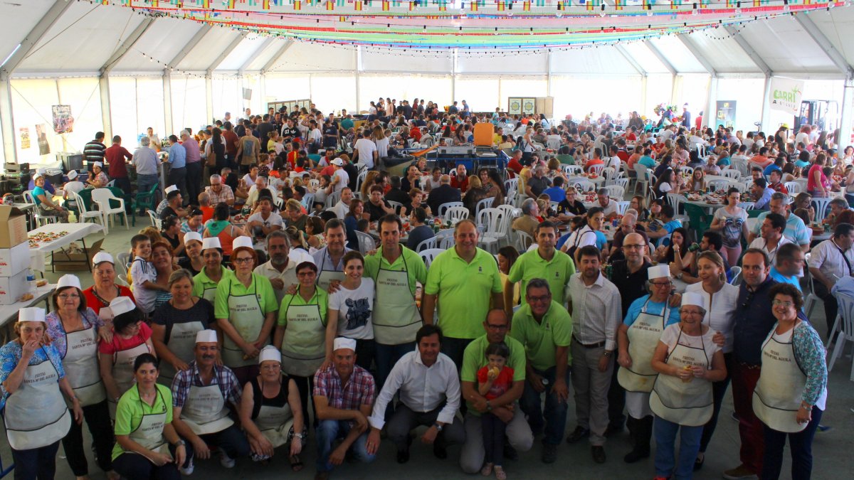 El alcalde de El Ejido, Francisco Góngora, acompañado por los cocineros y asistentes a la fiesta de los huevos con chorizo.