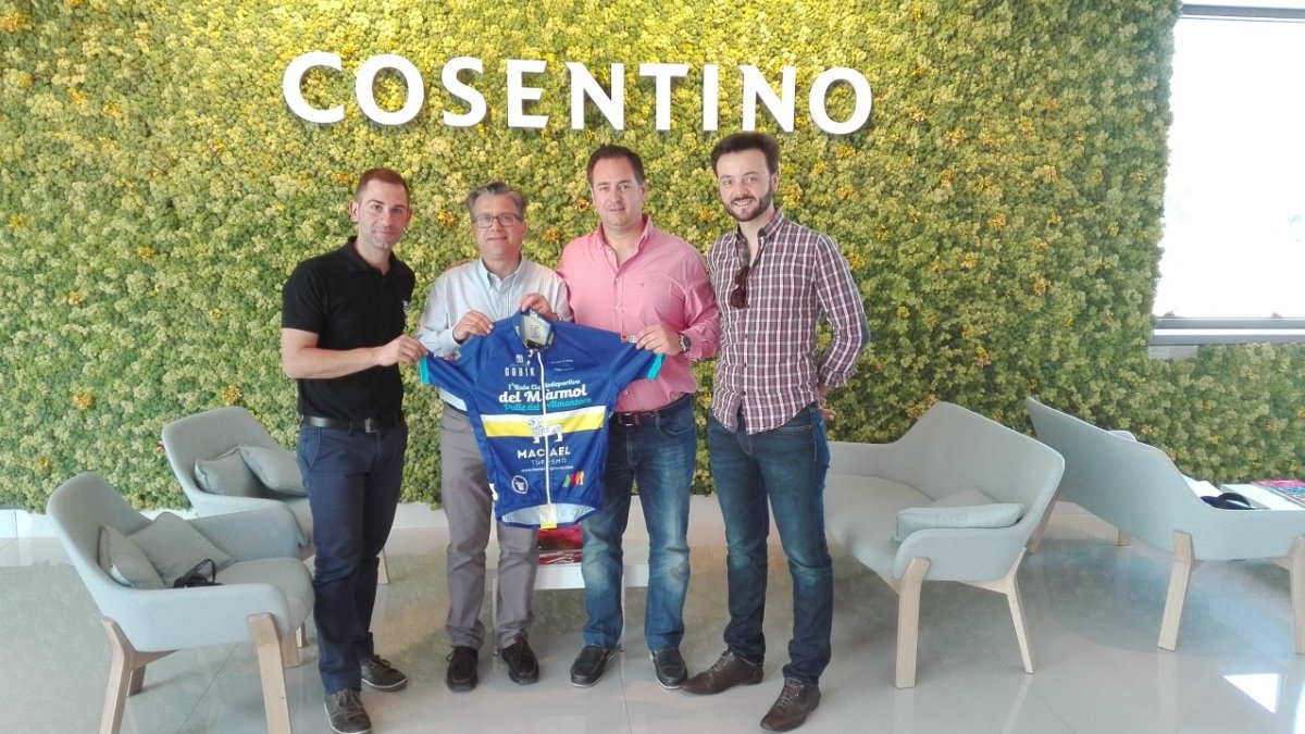 Acto de la entrega del maillot al grupo Cosentino.