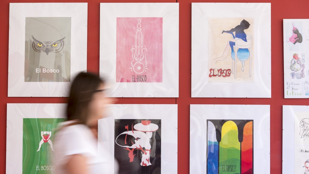 Una joven visita la muestra ‘Interpretaciones: Hyeronimus Bosh. 1516-2016’.