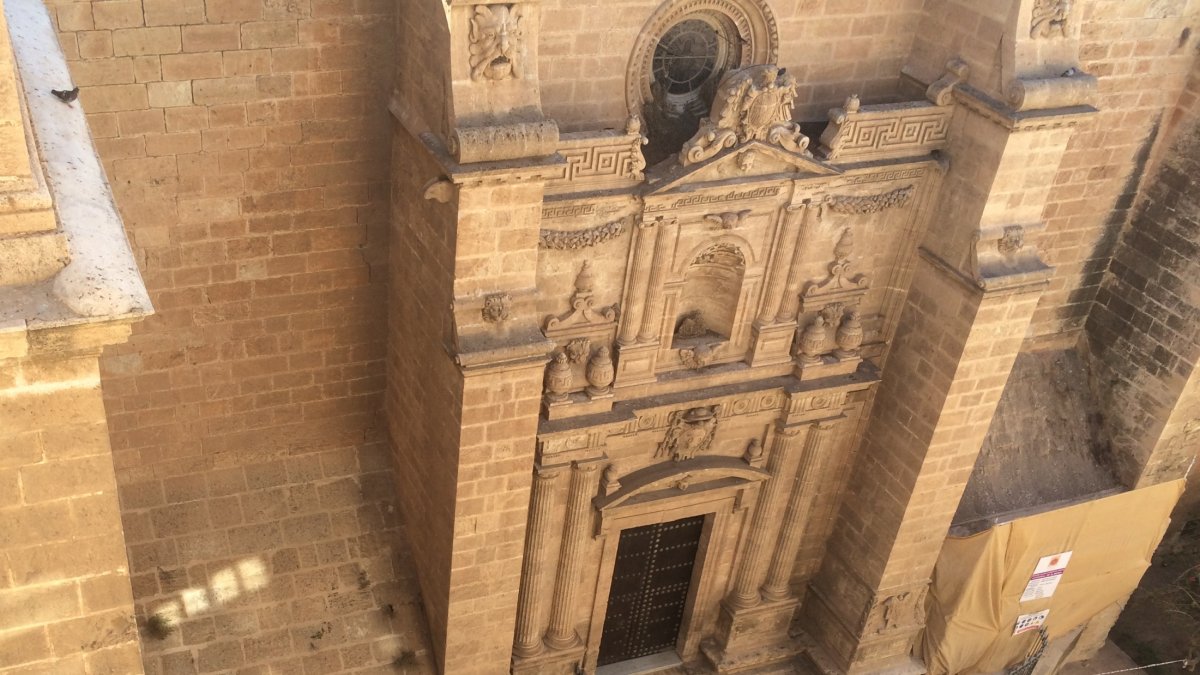 La Puerta de los Perdones, con las piedras centenarias apiladas.