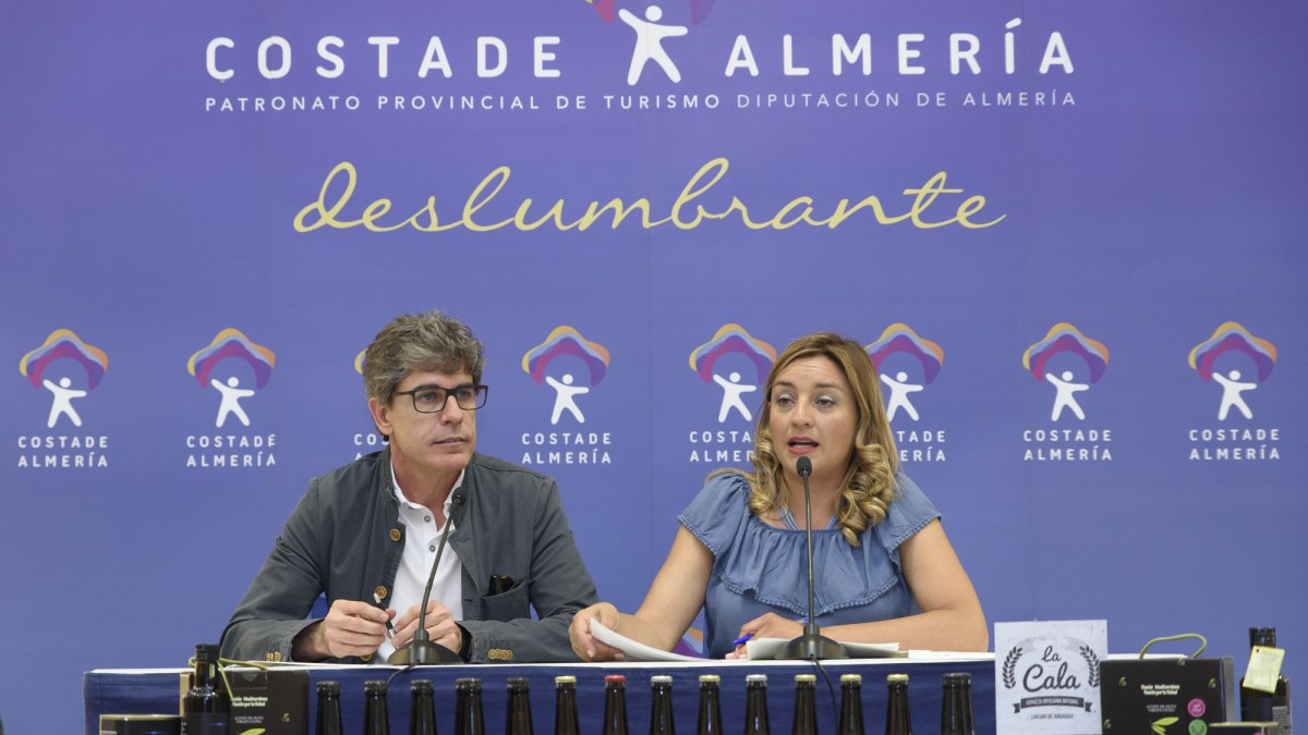 Juan Felipe Navarro, promotor del evento, y la diputada de Agricultura, María del Mar López