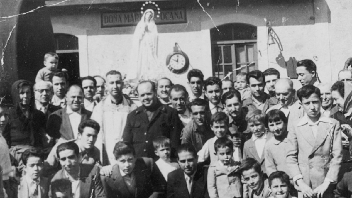 Imagen de la estación de Doña María-Ocaña en los años cincuenta, cuando la vida de aquellos pueblos transcurría frente a las vías del tren. En el cen