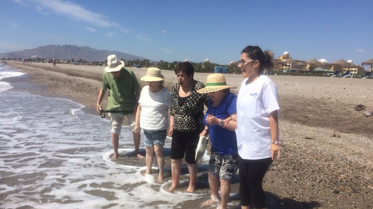 Algunas de las participantes en la visita a la playa del Levante.