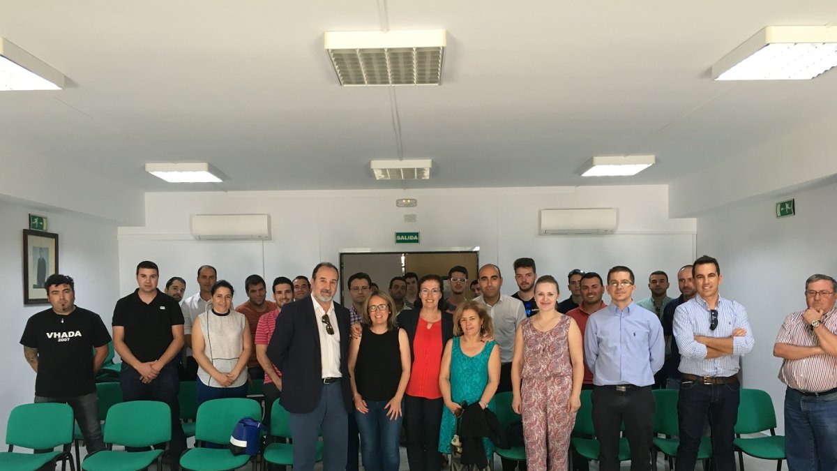 La delegada de la Junta y el delegado de Medio Ambiente tras el encuentro mantenido ayer con jóvenes en Albox.