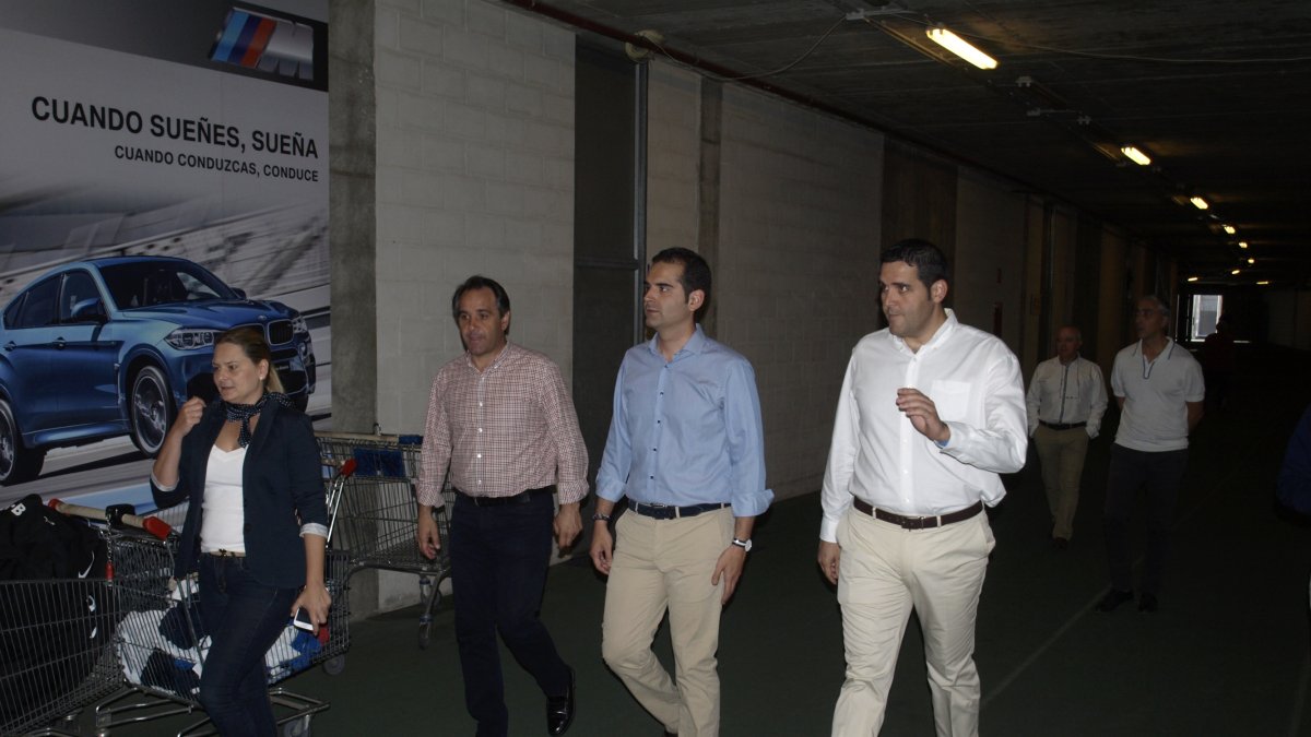 El alcalde en el túnel de vestuarios.