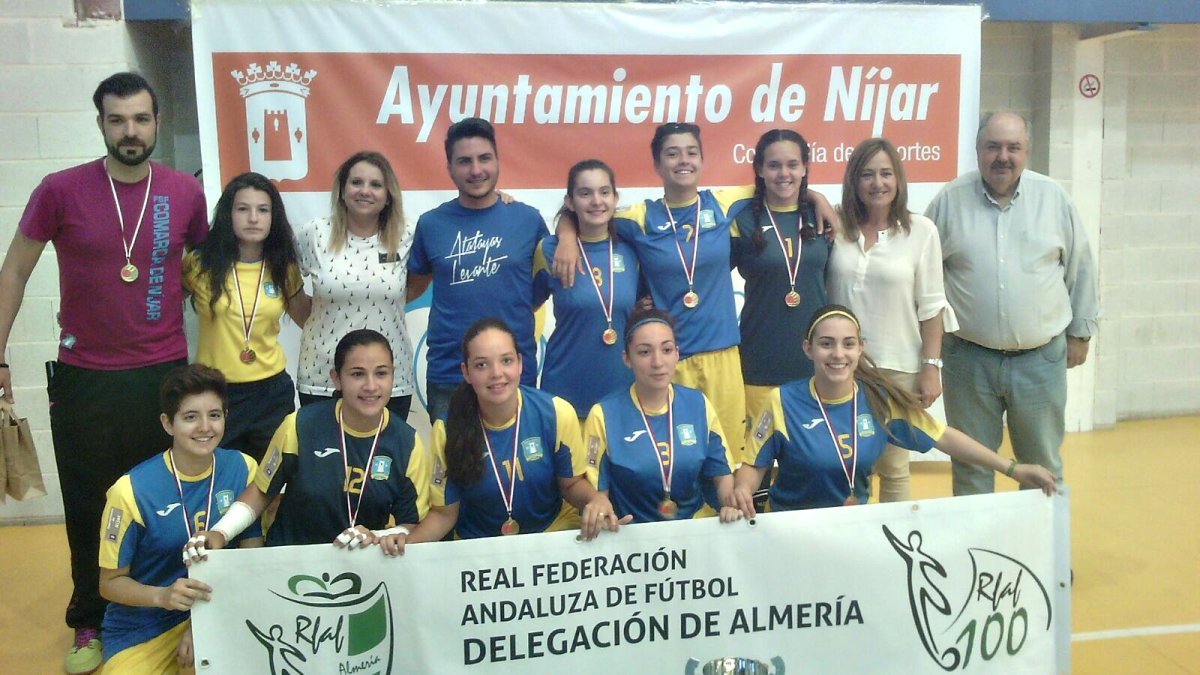Las niñas posan con la pancarta del centenario.
