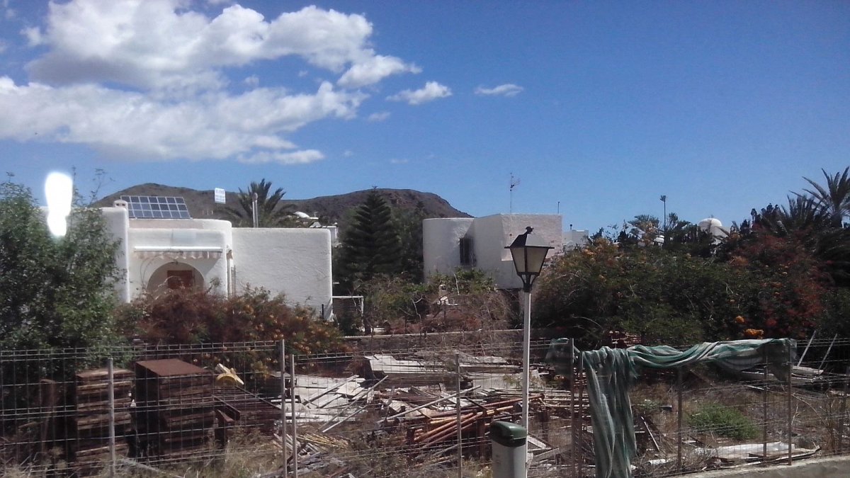 Aspecto que presenta un solar abandonado y lleno de basura y escombros.