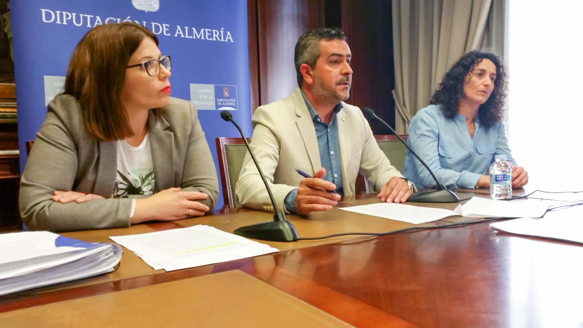 Diputados socialistas, Castillo, Lorenzo y Ortega, en la rueda de prensa de ayer.