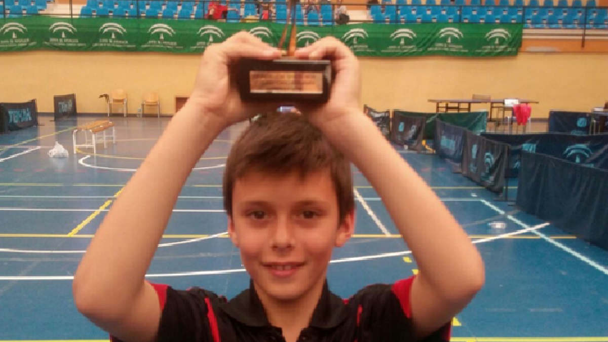 El roquetero posa con el trofeo sobre su cabeza.