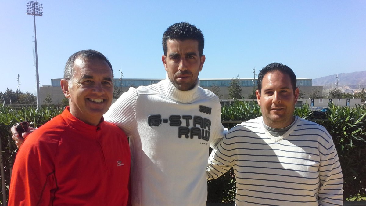 Juanito con seguidores del Almería en una sesión de entrenamiento.