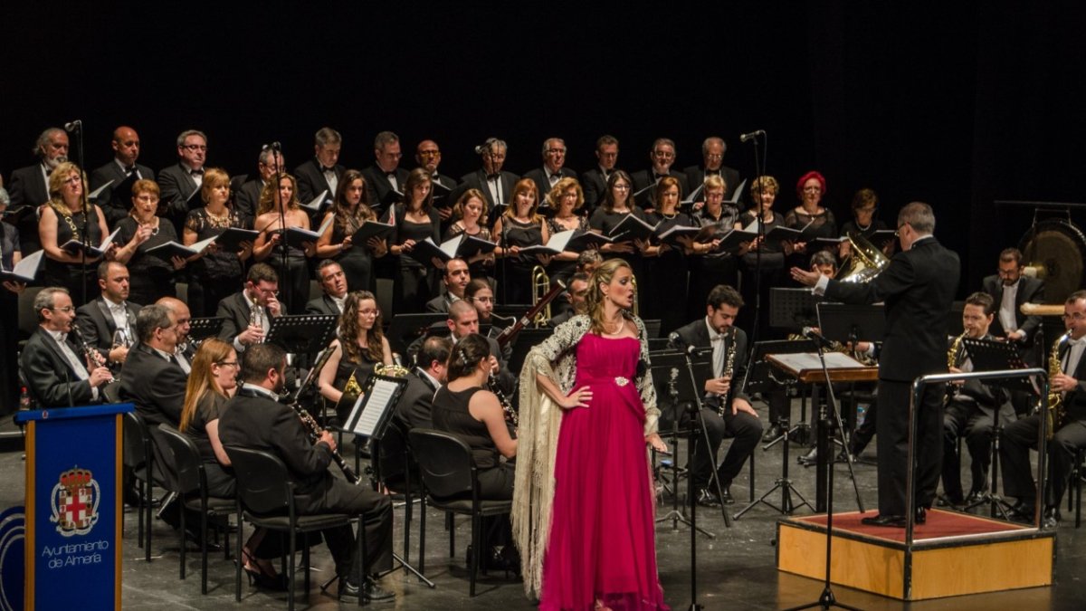 Marta Sánchez con la Banda Municipal.
