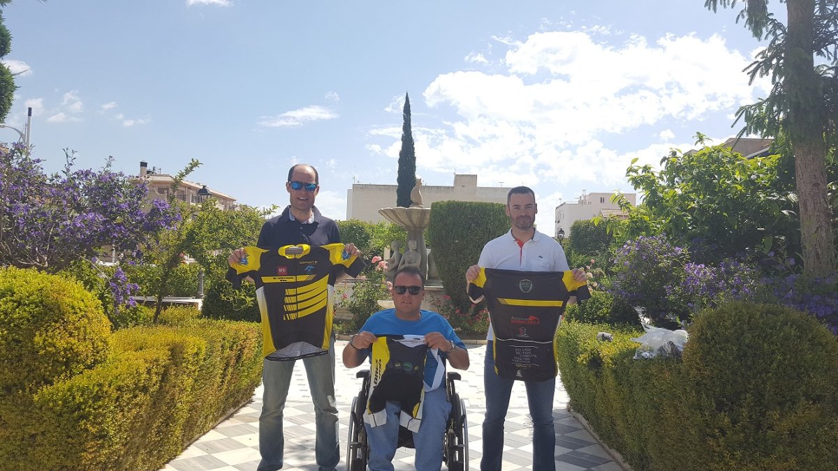 El impulsor del Banco de Libros, Eugenio García (centro) acompañado por los ciclistas que afrontarán el reto.