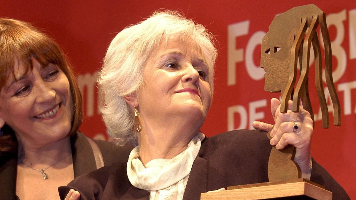 Chus Lampreave recoge un premio en una imagen de archivo.