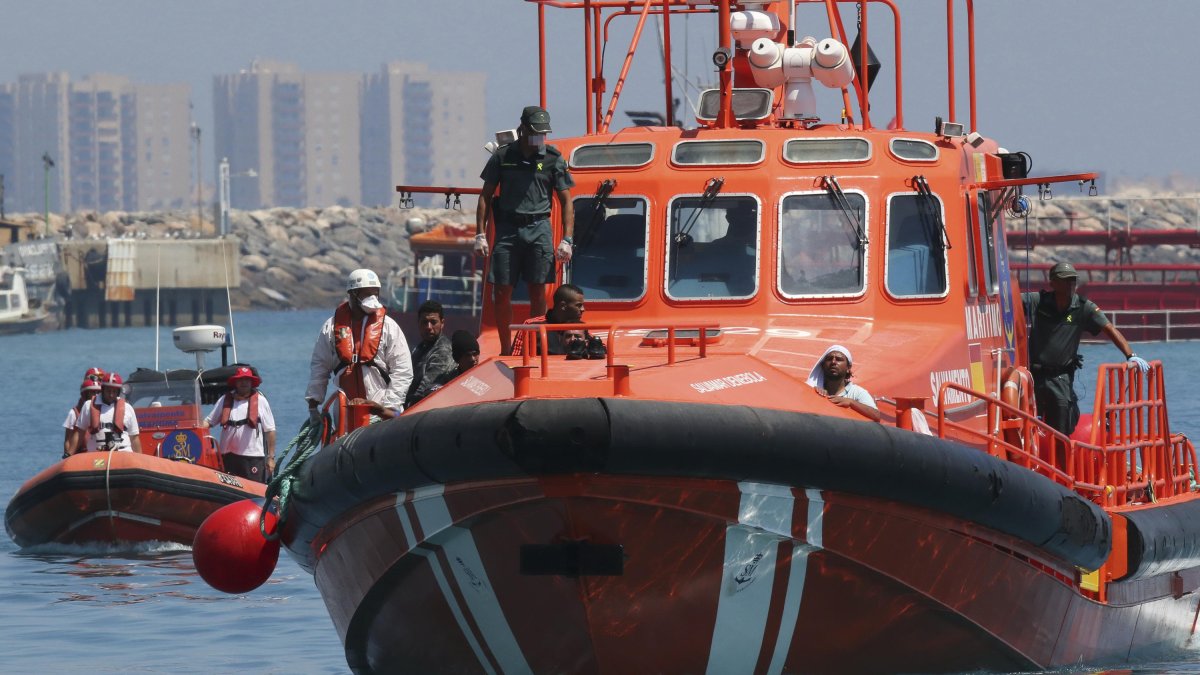 Embarcación de Salvamento Marítimo entrando en la bahía de Almería.