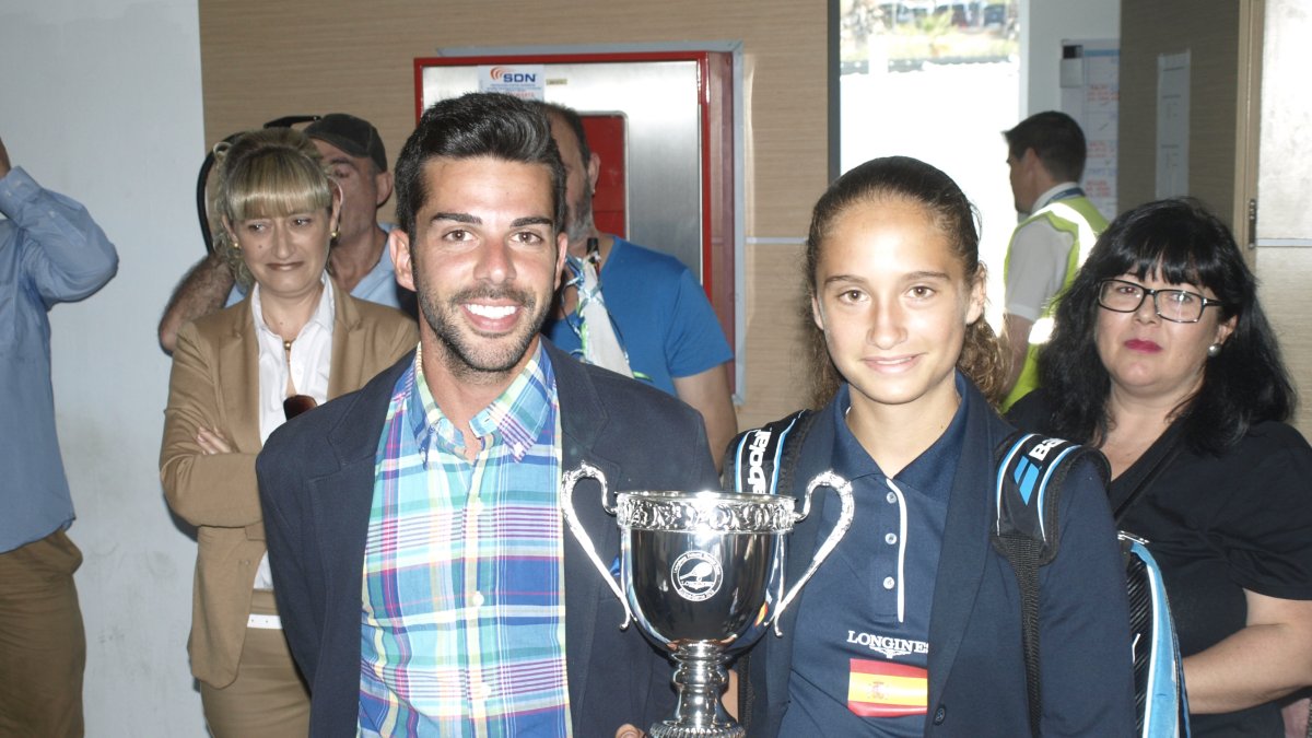 Ismael Rodríguez con la campeona.