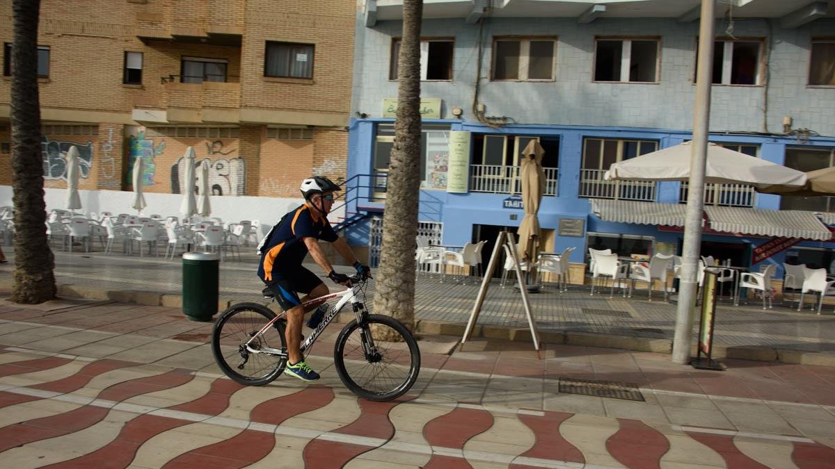 Un cliclista circulando por el paseo marítimo de la capital.
