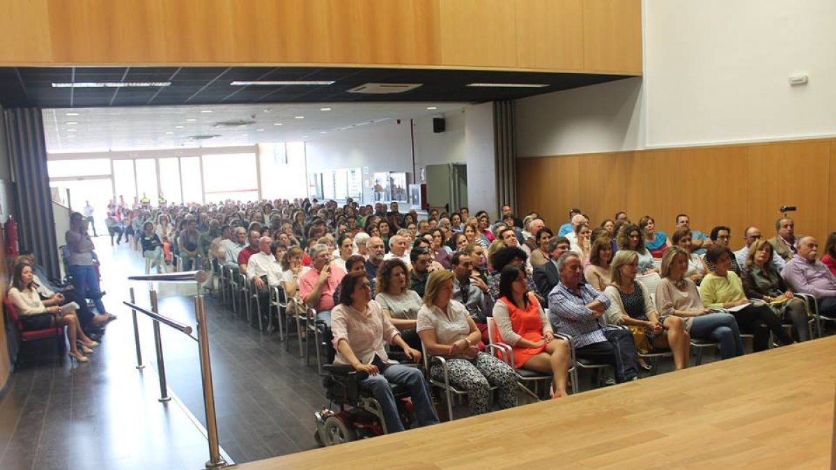 Conferencia del juez Emilio Calatayud acompañado de Matías García, presidente de la asociación ‘El Saliente’.