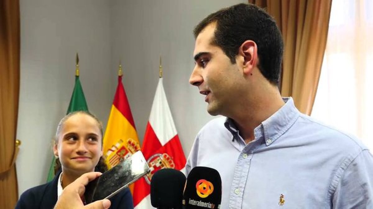 El alcalde con María en el Ayuntamiento.