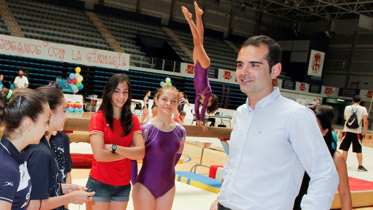 El alcalde con las deportistas.