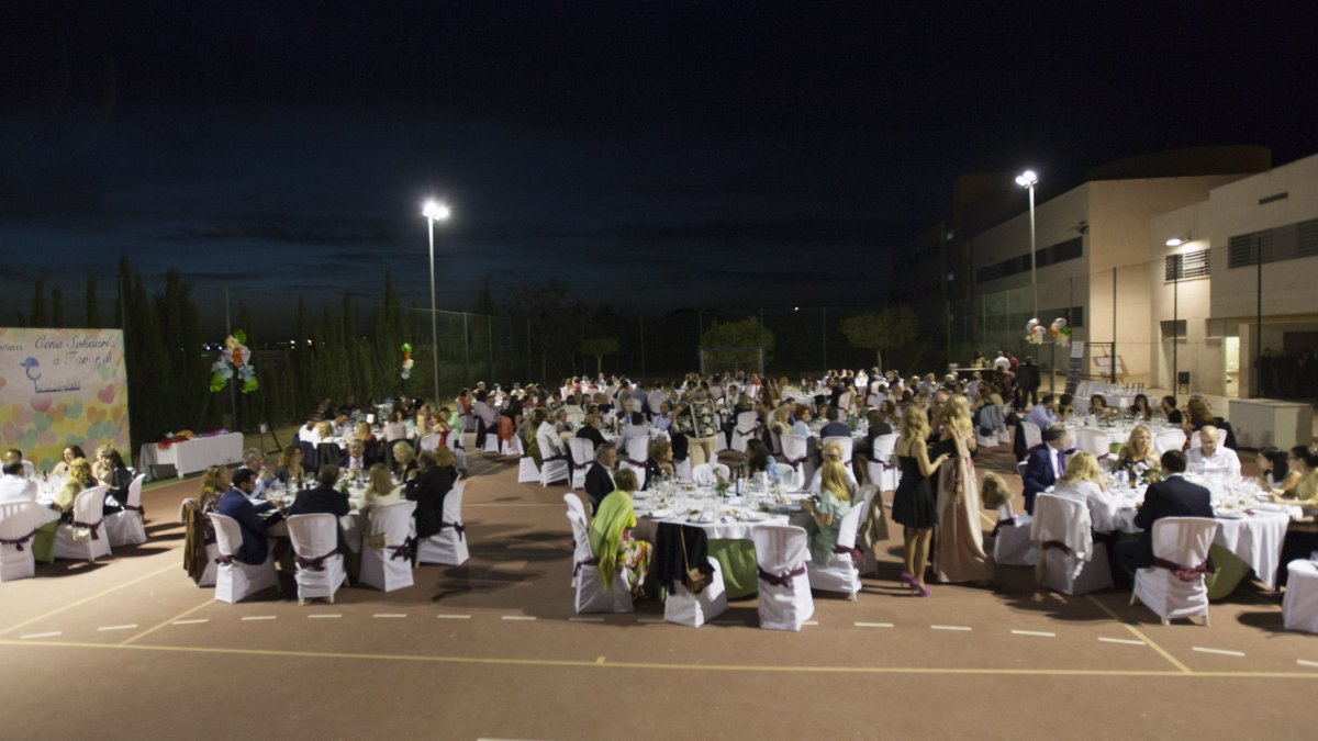 La solidaridad volvió a congregar en las instalaciones del Colegio ValdeSerra de Vera a muchas personas con ganas de aportar su grano de arena para u