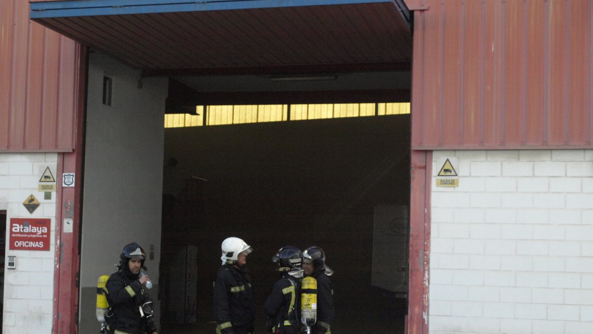 Los bomberos durante la intervención.
