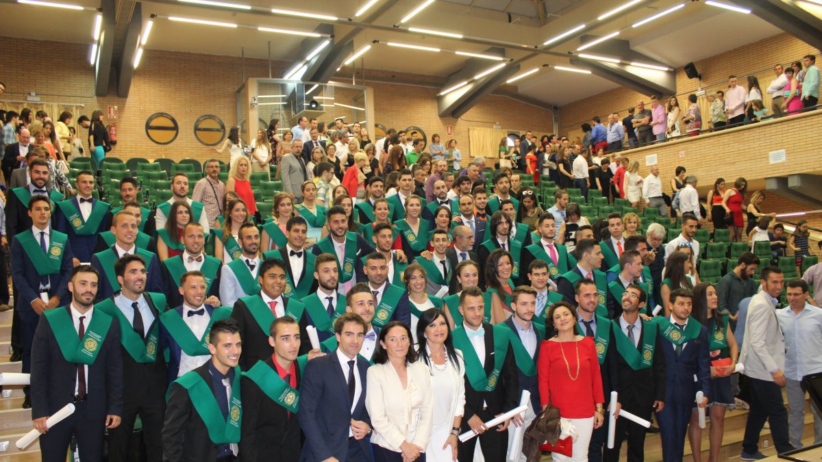 Más de 70 alumnos del Grado en Ciencias de la Actividad Física y del Deporte recibieron su banda en un entrañable acto académico celebrado en el Audi