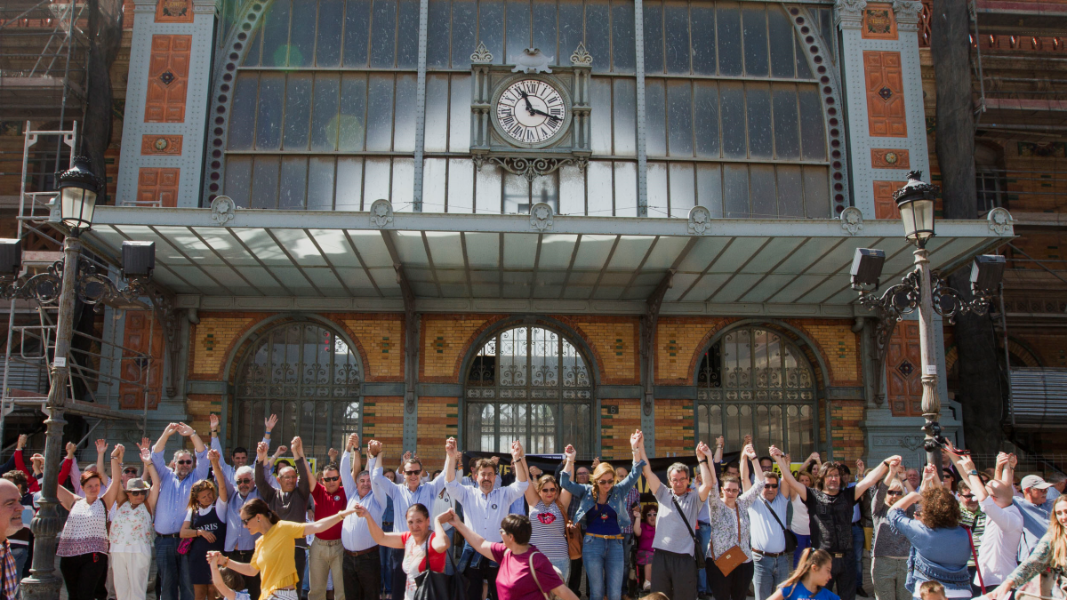 Fin del acto “simbólico” del abrazo a la estación.