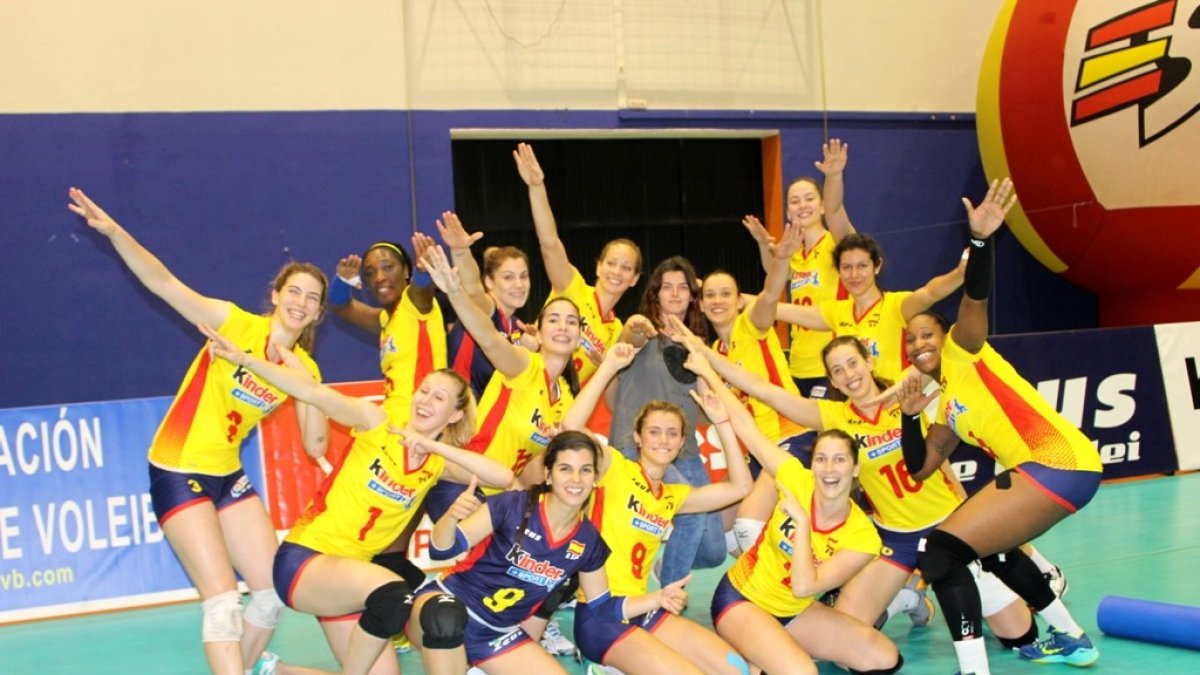 Las jugadoras españolas posan tras la victoria.