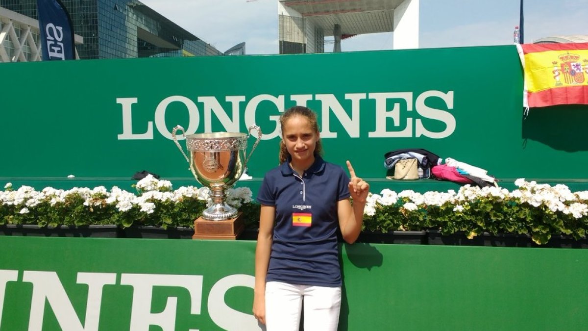 Posando con un prestigioso título.