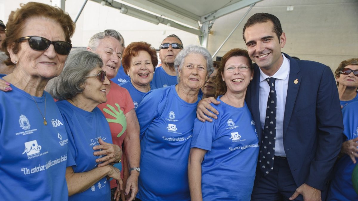 El alcalde de Almería con los deportistas.