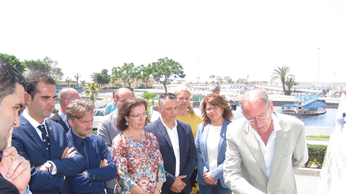 José Fical, junto a otros responsables políticos, en la visita.