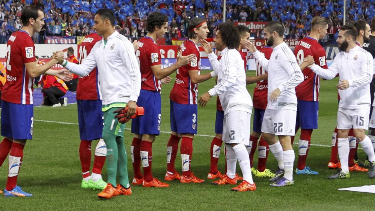 Los jugadores se saludan en la final de Lisboa.