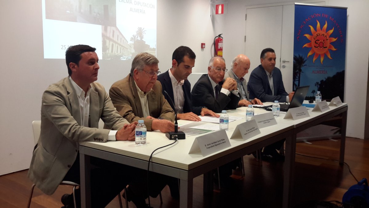 Mesa de la charla-coloquio en la que se ha presentado el proyecto