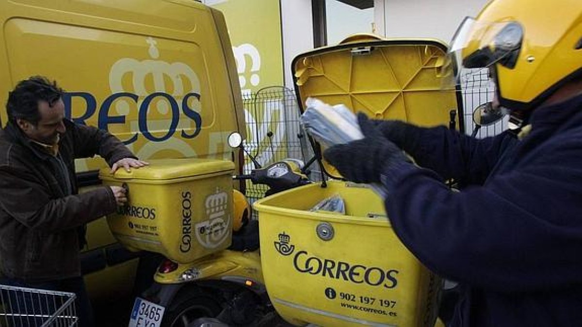 Los carteros motoristas que se dan de baja son cubiertos por compañeros peatones