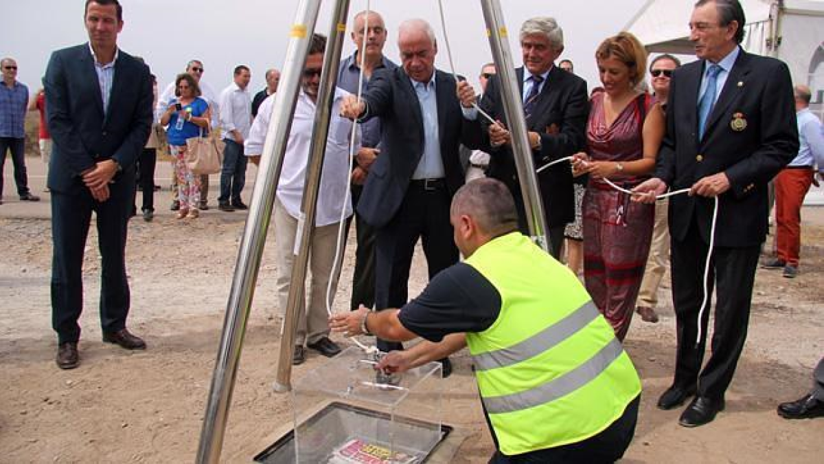 El exconsejero Alonso colocando la primera piedra de la Escuela de Golf, año 2014