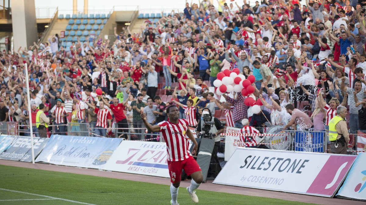 Uche celebra ante una afición entregada.