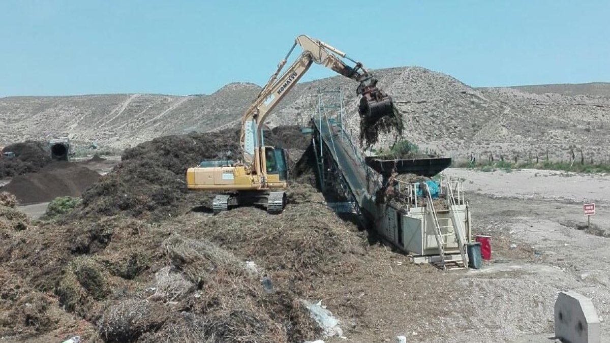 Vertedero de residuos junto al núcleos de Cuevas de Los Medina