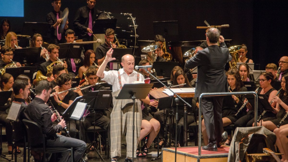 Pepe Viyuela en un momento del recital, junto a la Agrupación San Indalecio.