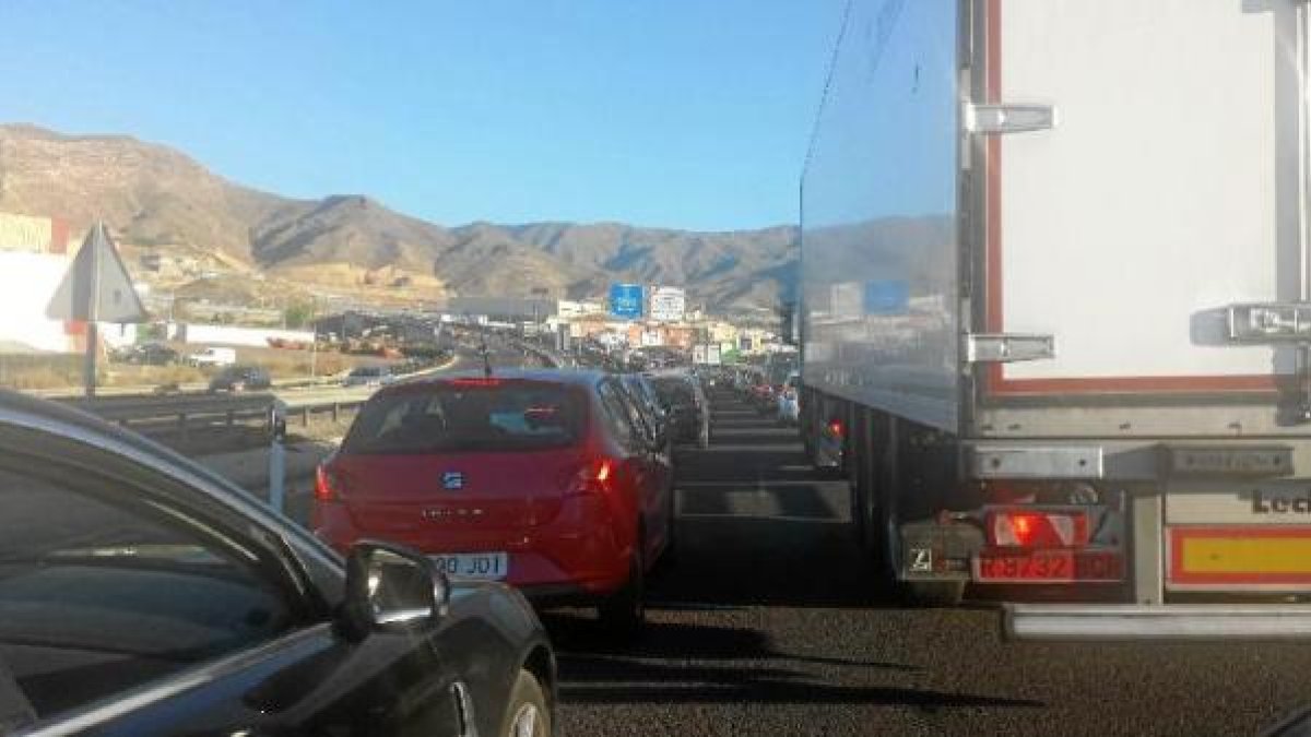Atasco registrado una mañana en la A-7, tras el cierre de El Cañarete.