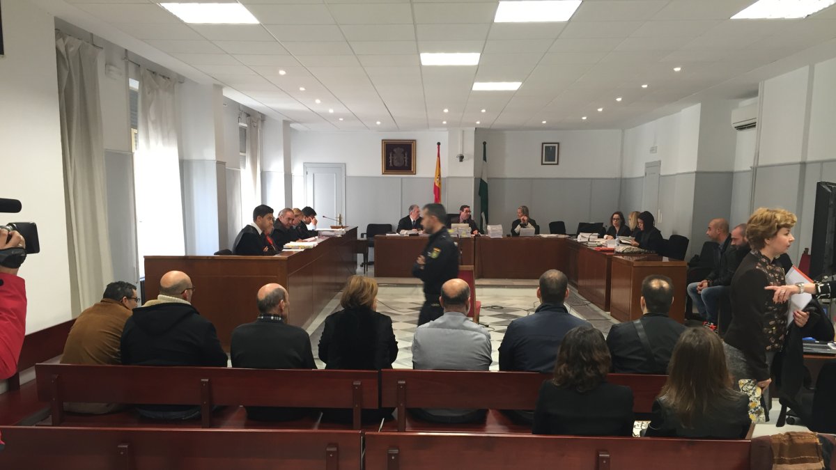 Los acusados sentados en el banquillo en la sala de vistas