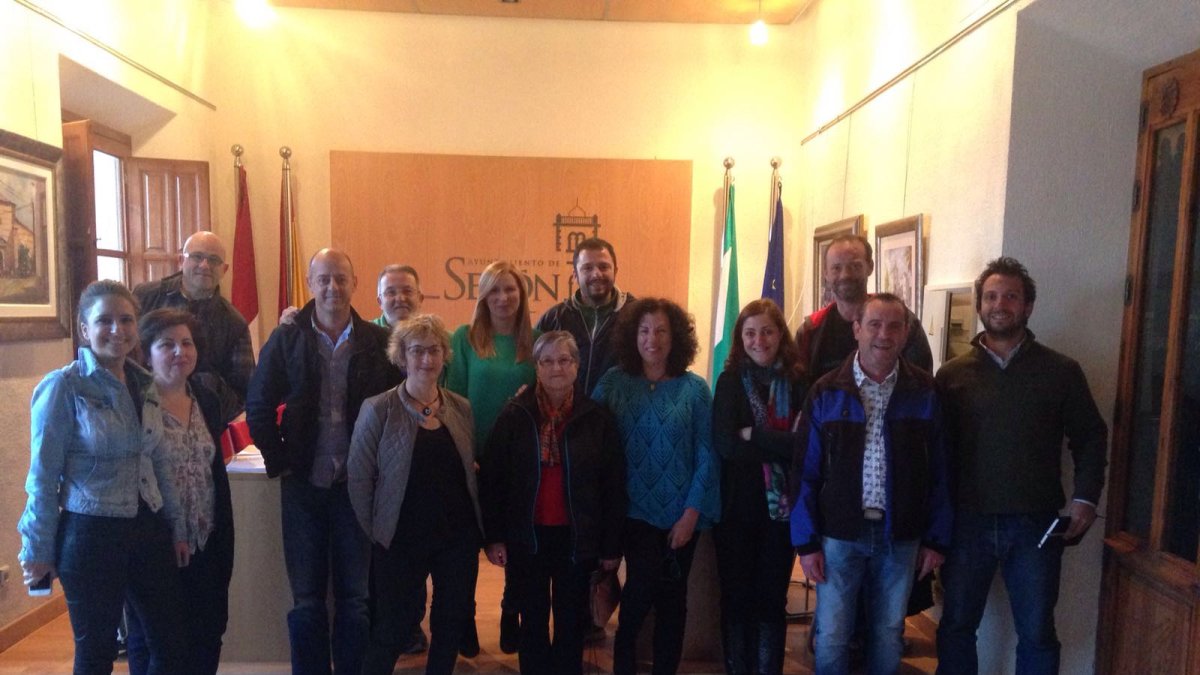 Empresarios tras la reunión con la edil de Turismo y técnicos del plan proyectado.