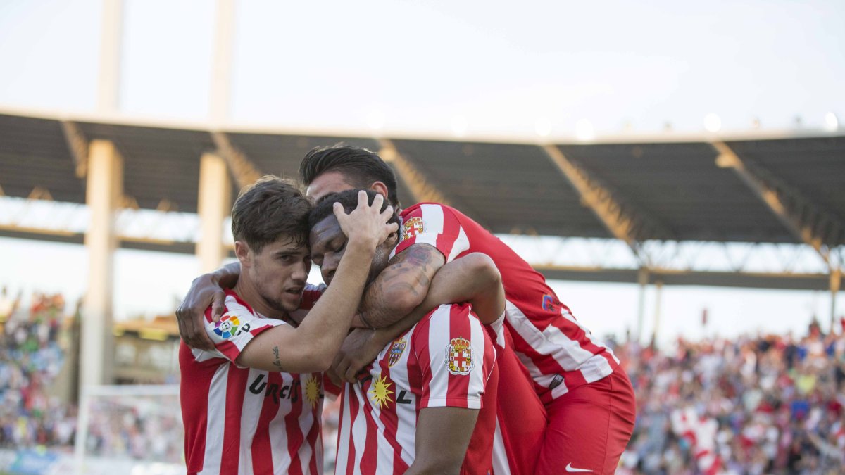 Pozo y Chuli celebran con Kalu Uche el gol que hizo del nigeriano.
