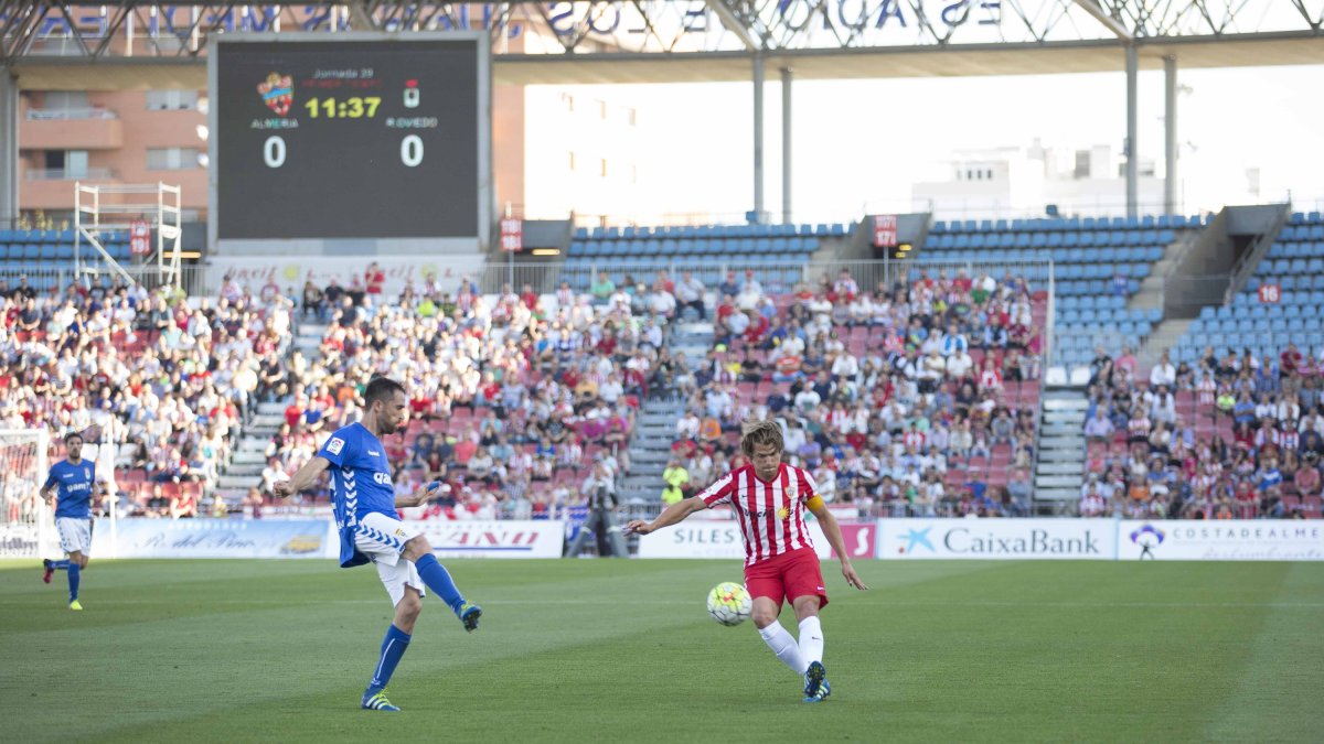 Dubarbier en una jugada del Almería-Oviedo.