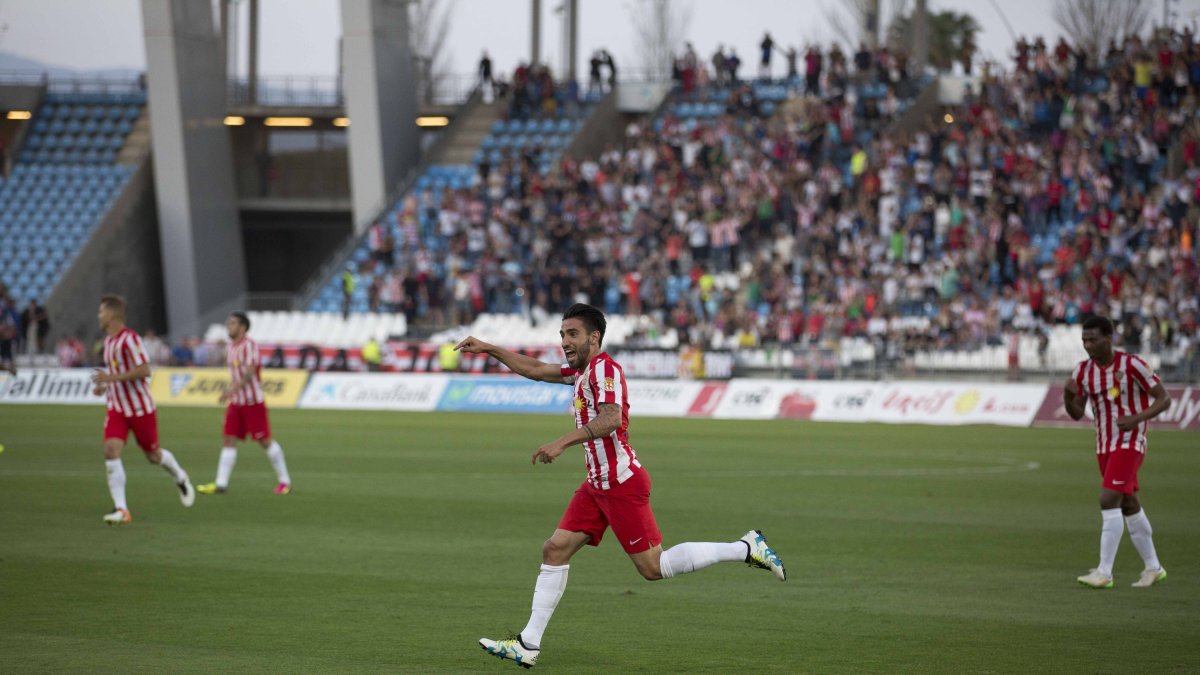 Chuli corre buscando a Soriano tras su gol.