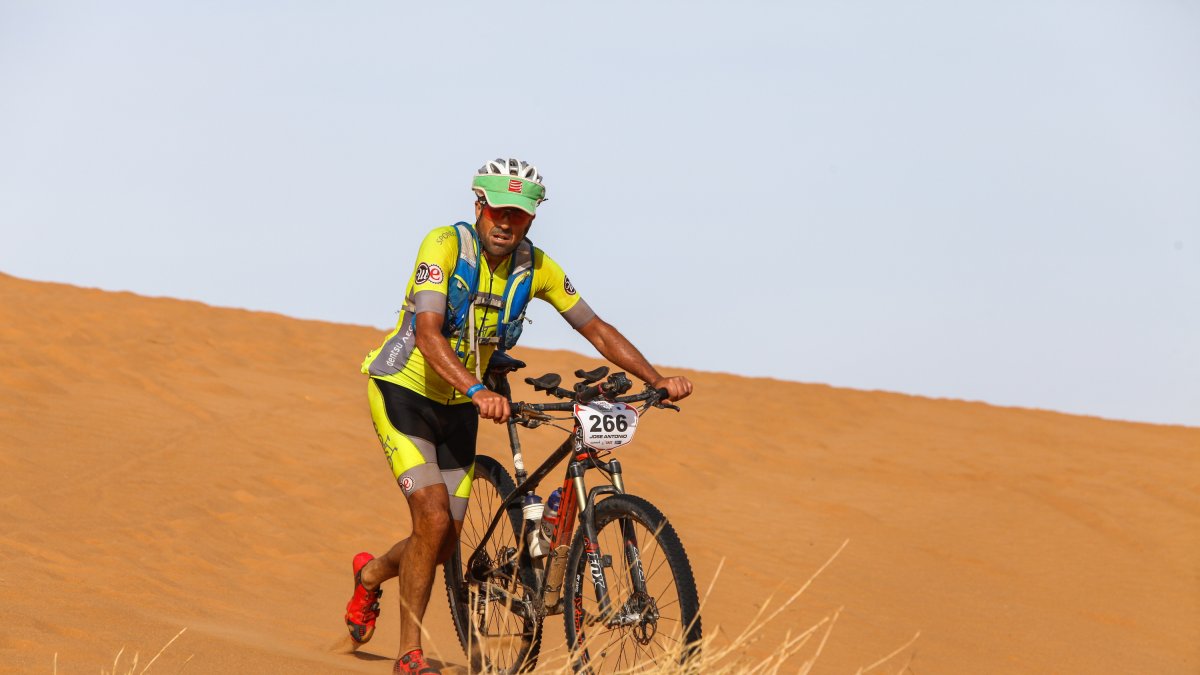 Hay etapas en la que hay que bajarse de la bici.