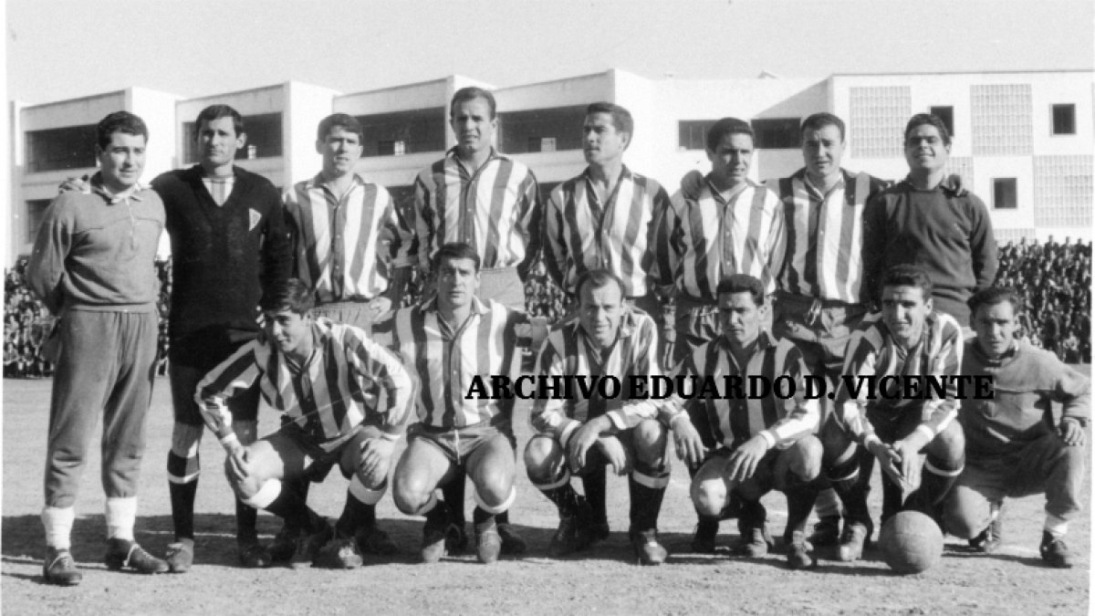 Miguel carmona llobregat, ‘el Jarropo’, con su chandal de trabajo, en cuclillas, con la formación del Hispania de 1963, junto a Claudio (masajista) y